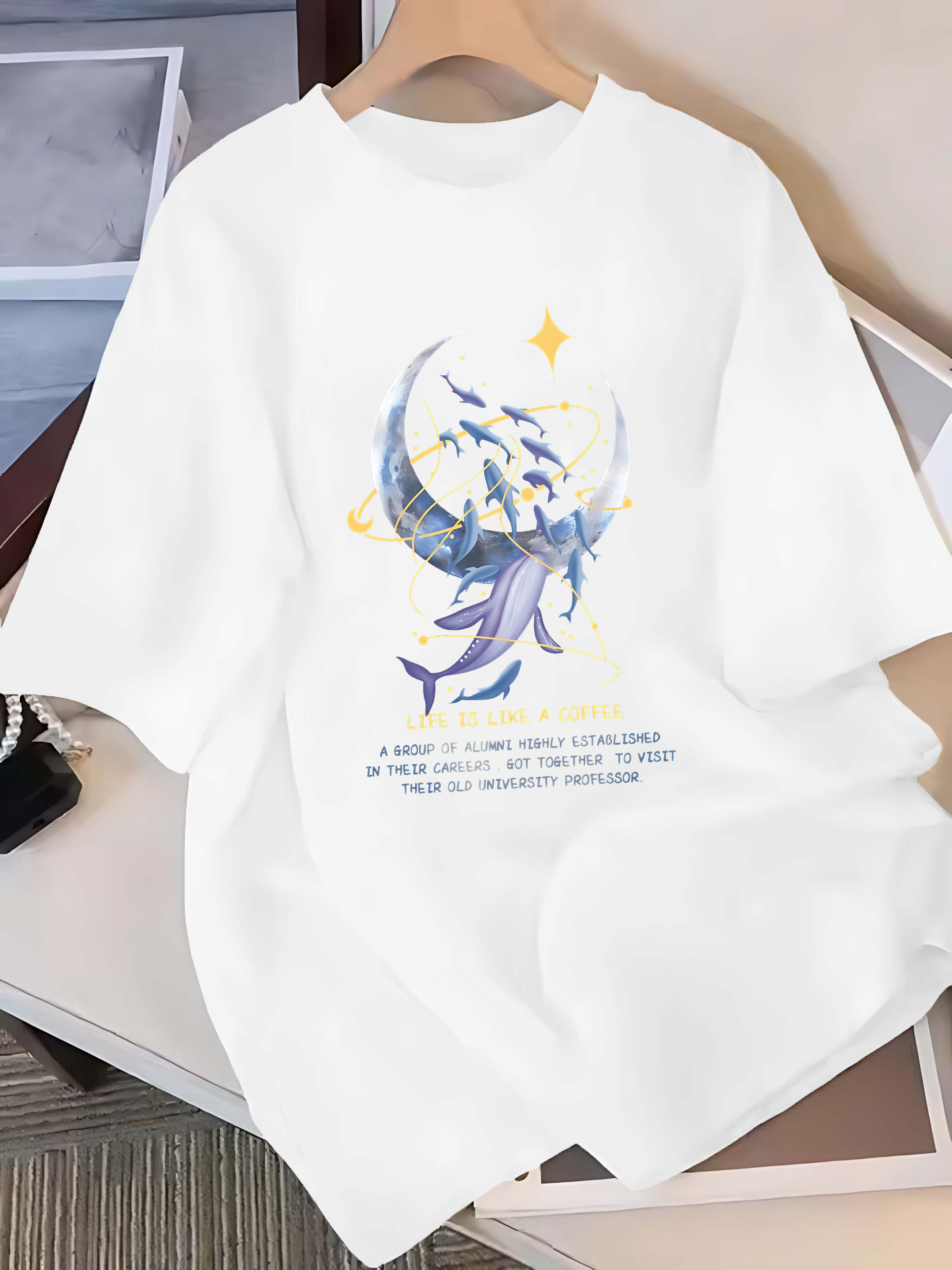イメージには夢のようなクジラと月が描かれ、「人生は一杯のコー - Summer Clothing Images のレビューと価格